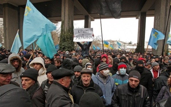 Стычки в Симферополе между татарскими активистами и сторонниками присоединения АР Крым к России  