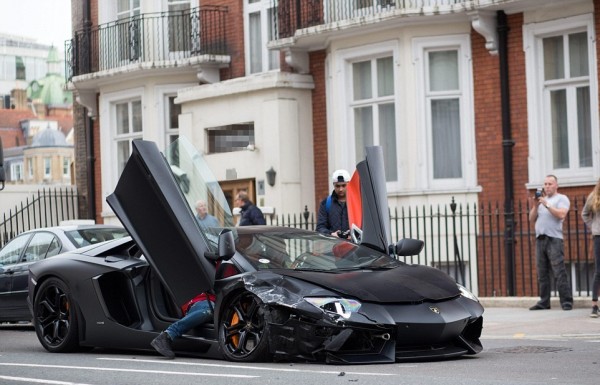 Авария автомобиля Lamborghini Aventador на лондонской улице