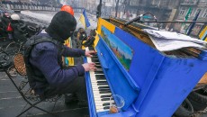 В Киеве собираются на улице поставить три пианино